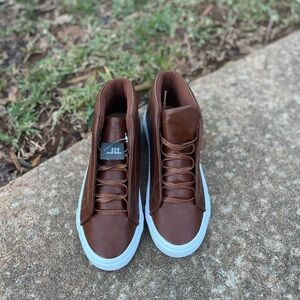 🆕 London Fog high top shoes. 9